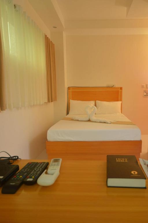 Postel nebo postele na pokoji v ubytování Cherry's Courtyard Hotel