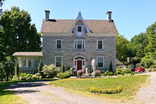 Casa de piedra grande con entrada de grava en Clyde Hall Bed and Breakfast, en Lanark