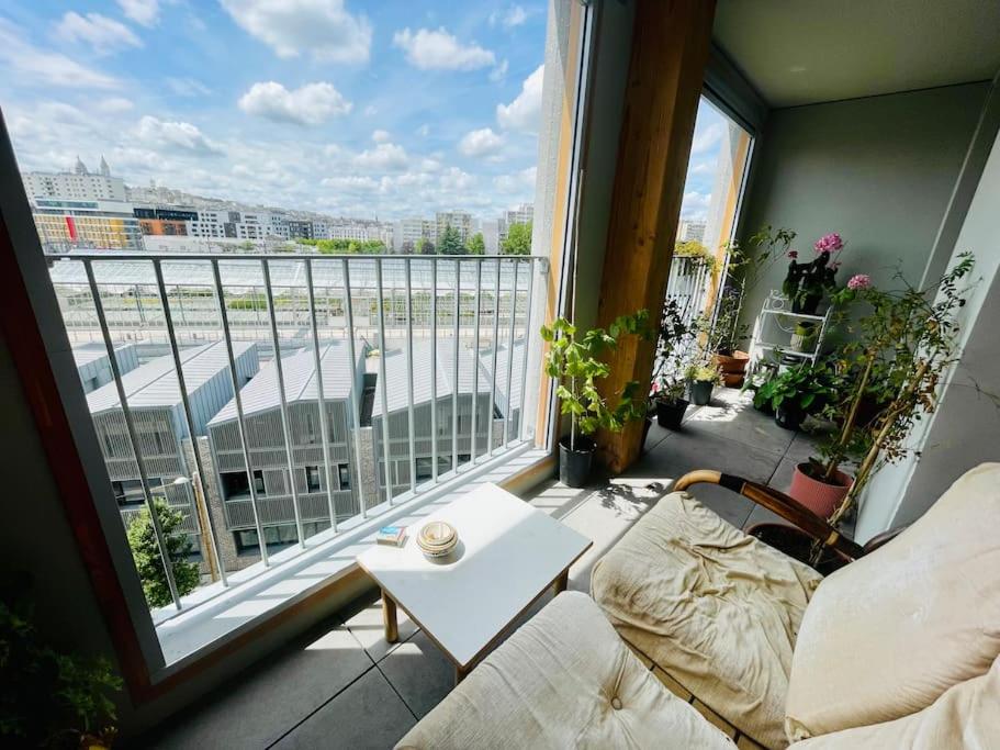 d'un salon offrant une vue sur la ville depuis sa fenêtre. dans l'établissement Montmartre à 2 ou plus, à Paris