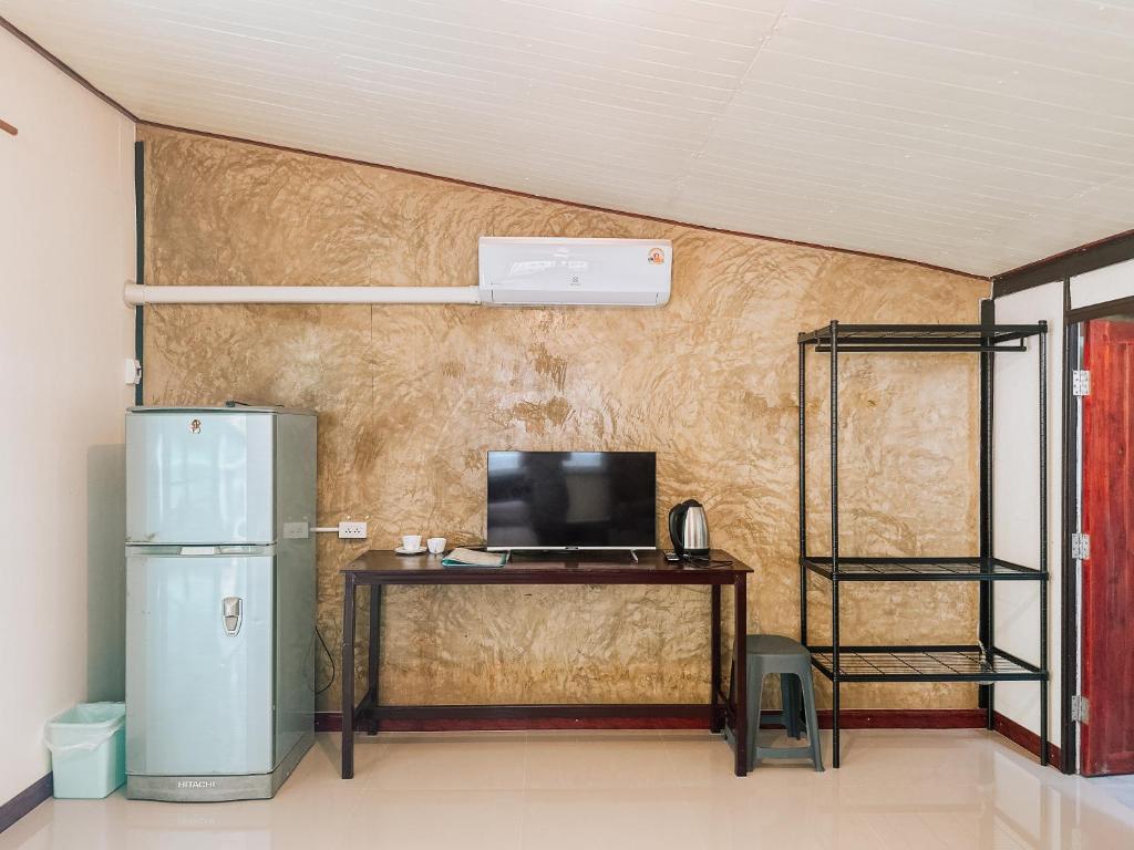 TV a/nebo společenská místnost v ubytování Baan Panmala Guesthouse - Ao Luek, Krabi