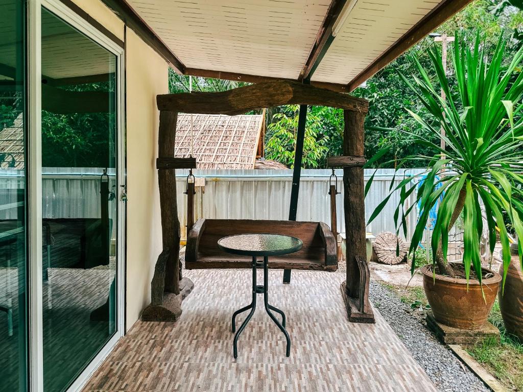 Balkón nebo terasa v ubytování Baan Panmala Guesthouse - Ao Luek, Krabi