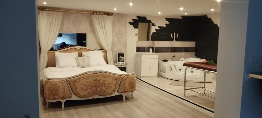 " La suite royale " Loveroom avec jacuzzi – photo 4