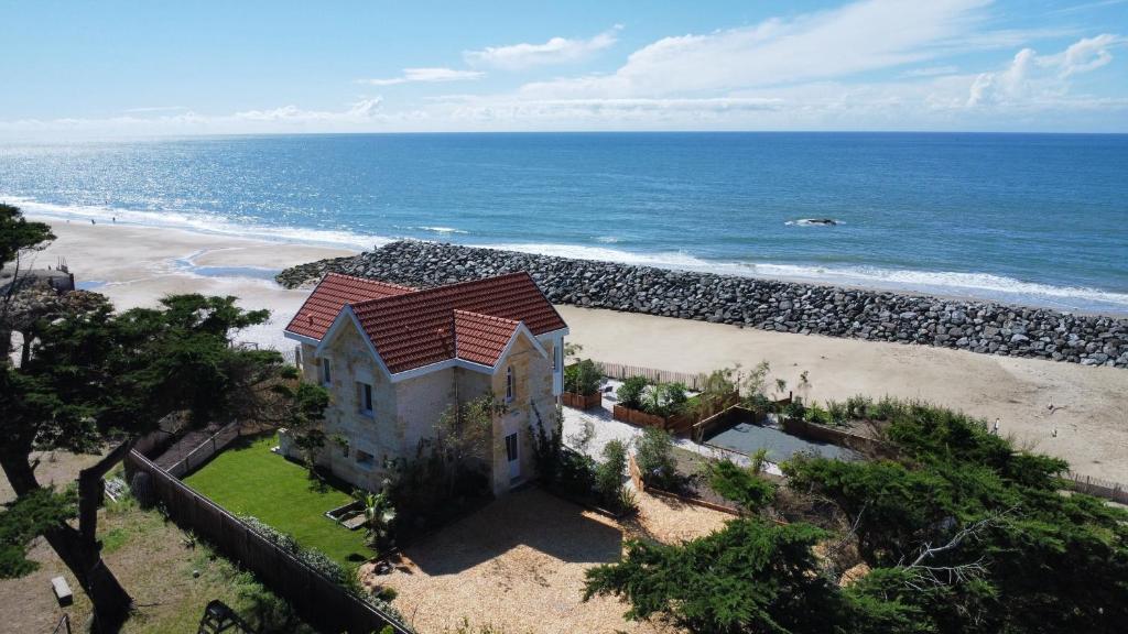 an aerial view of a house on the beach at Villa Bord de Mer, Vue Océan et Accés Plage in Soulac-sur-Mer