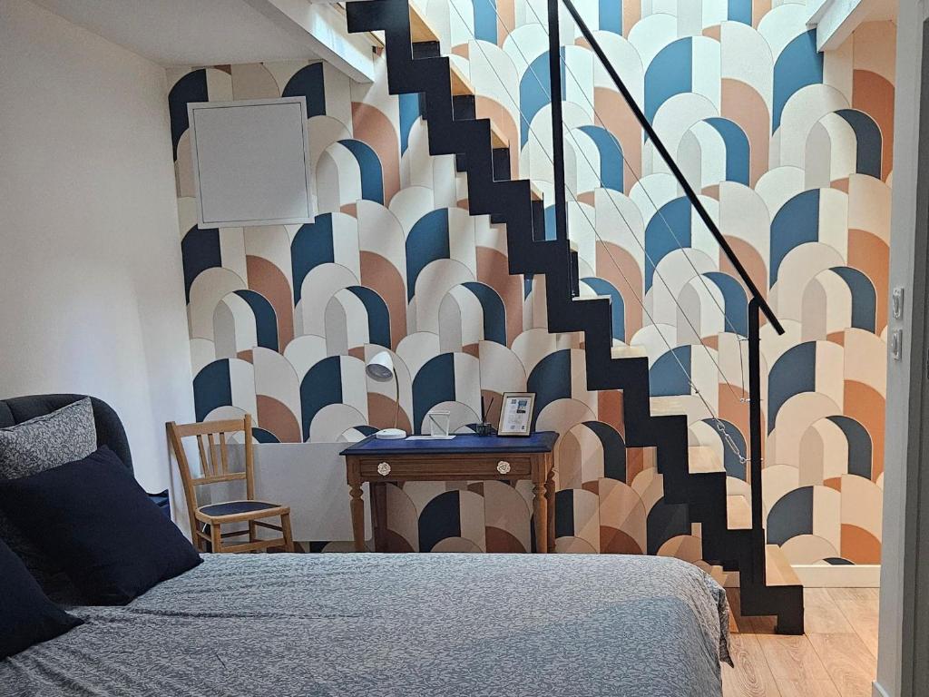 - une chambre avec un lit et un mur avec un escalier dans l'établissement Chambre Chambord avec piscine chauffée et parking privatif - FR-1-590-484, à Messas