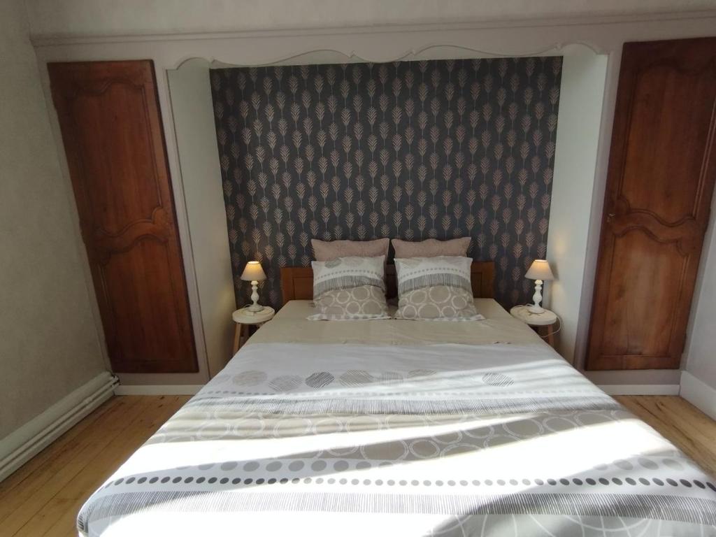 un grand lit dans une chambre avec deux lampes dans l'établissement Chambre 