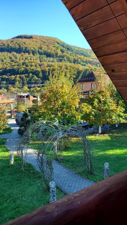 Nespecifikovaný výhled na hory nebo výhled na hory při pohledu z hotelu