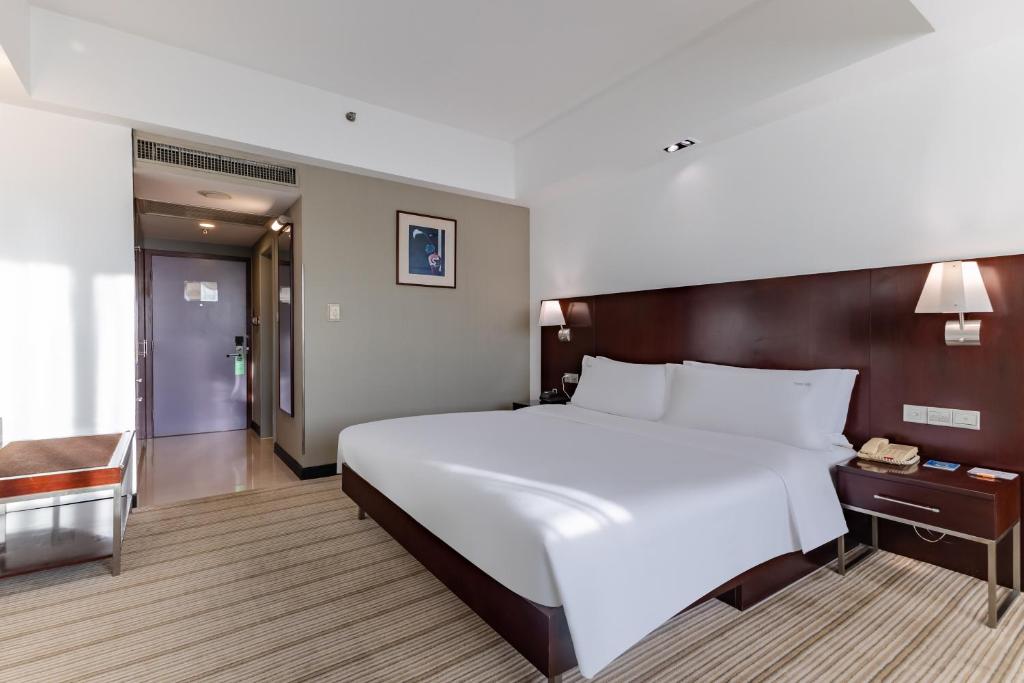 Postel nebo postele na pokoji v ubytování Holiday Inn Shanghai Vista by IHG - Easy access to travel spot city walk