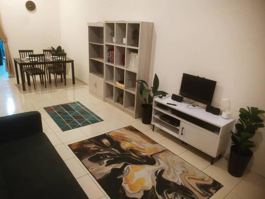 TV a/nebo společenská místnost v ubytování Setia Homestay Chemor Setia