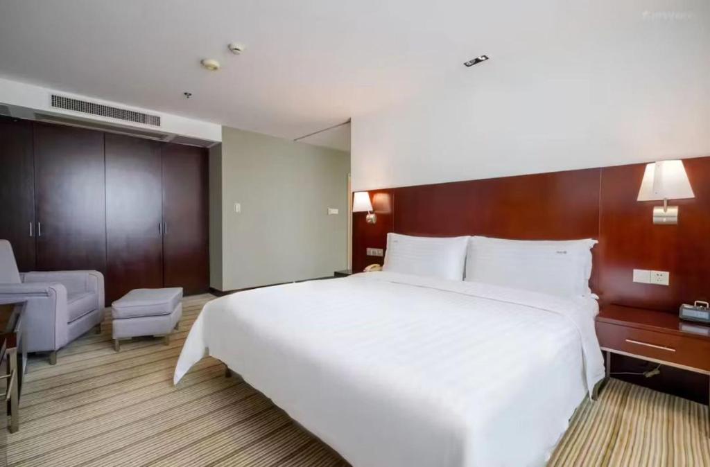 Postel nebo postele na pokoji v ubytování Holiday Inn Shanghai Vista by IHG - Easy access to travel spot city walk