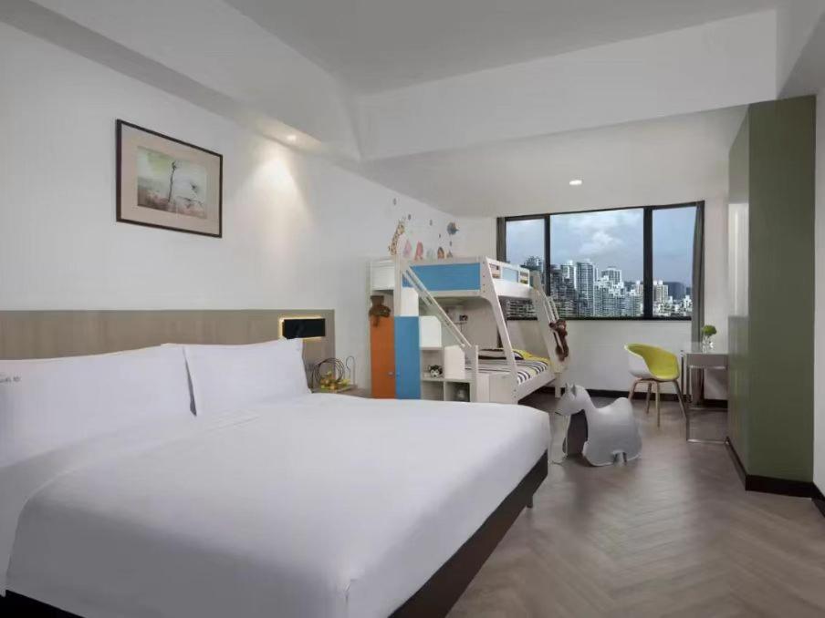 Postel nebo postele na pokoji v ubytování Holiday Inn Shanghai Vista by IHG - Easy access to travel spot city walk