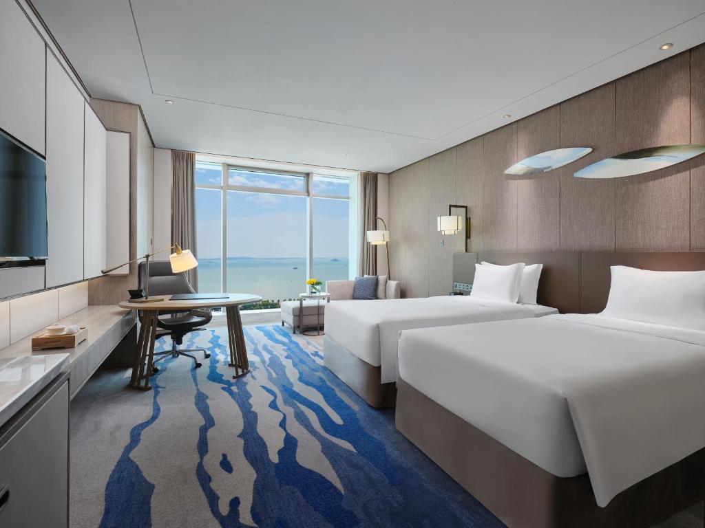Postel nebo postele na pokoji v ubytování InterContinental Xiamen by IHG
