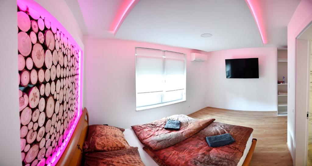 TV a/nebo společenská místnost v ubytování CASA BOX PREMIUM free garage