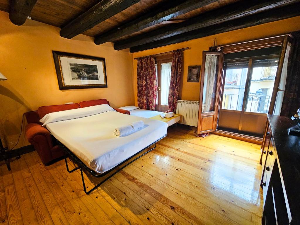 En eller flere senge i et værelse på Apartamentos Jaca Ciudadela 3000