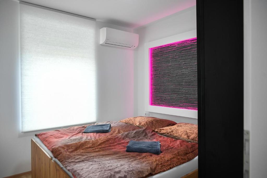 Postel nebo postele na pokoji v ubytování CASA BOX PREMIUM free garage