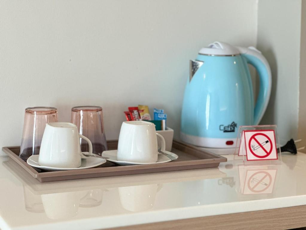 Příslušenství pro přípravu čaje a kávy v ubytování Crystal Suites Suvarnbhumi Airport