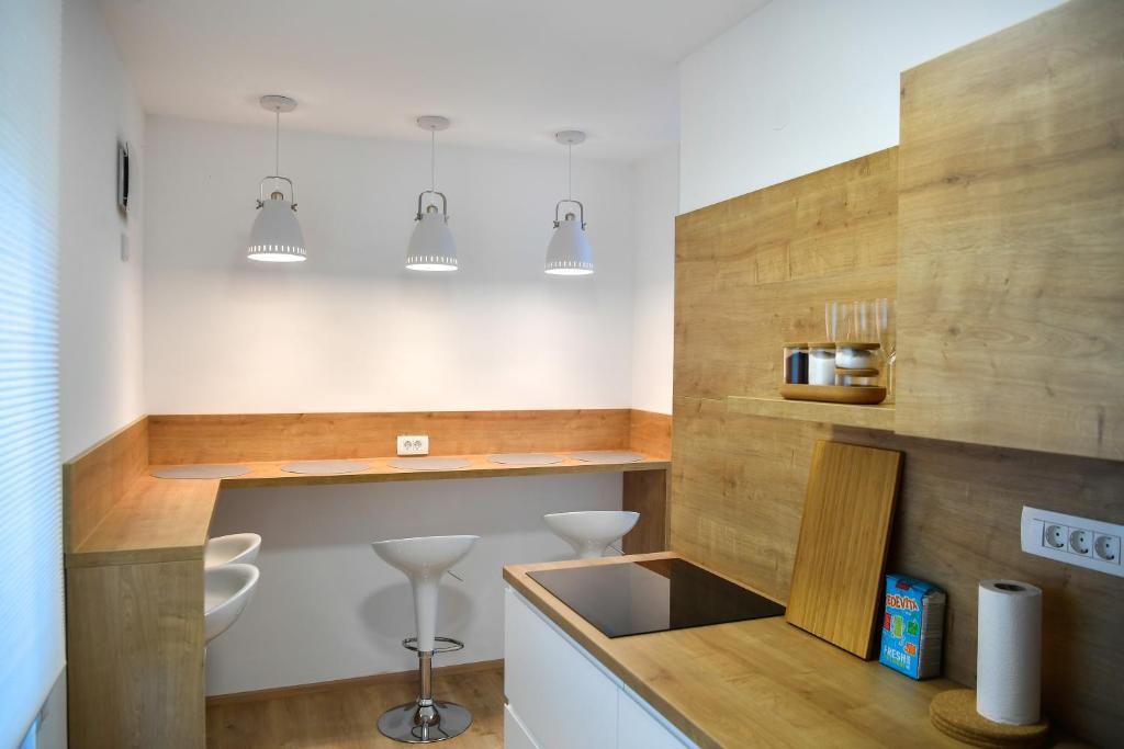 Kuchyň nebo kuchyňský kout v ubytování CASA BOX PREMIUM free garage