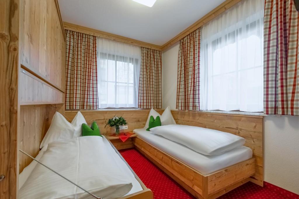Giường trong phòng chung tại Pension Haus am Dorfplatz