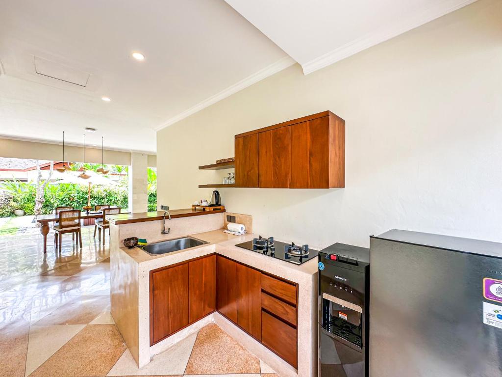 Kuchyň nebo kuchyňský kout v ubytování Ghana Villa Seminyak by Pramana Villas