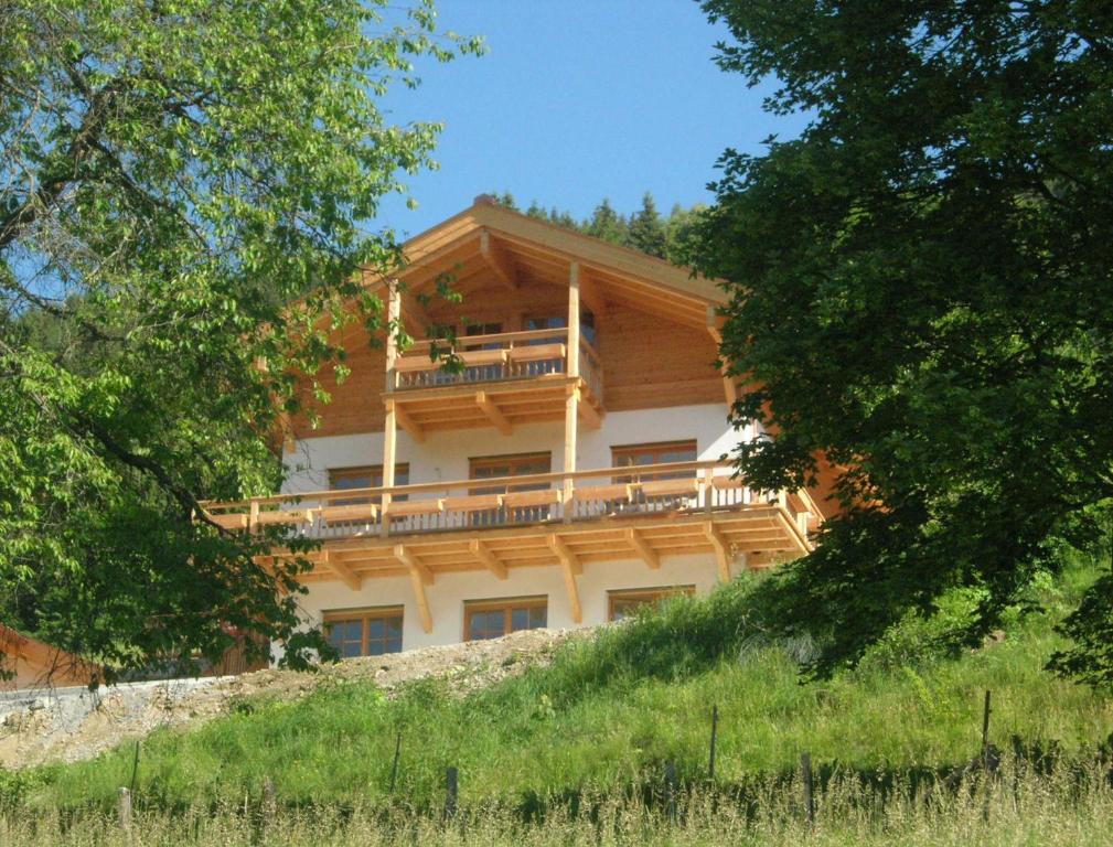 ein großes Gebäude mit Balkon auf einem Hügel in der Unterkunft Almliesl ZELL-365 in Zell am See