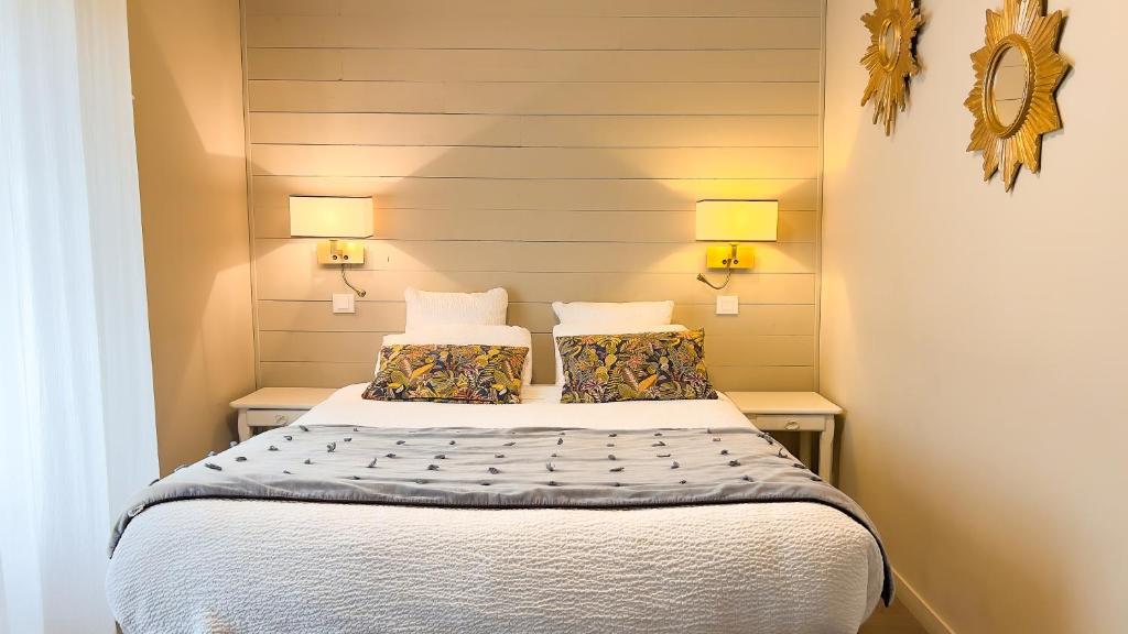 Postel nebo postele na pokoji v ubytování Logis hôtel Restaurant Le Faisan Dore