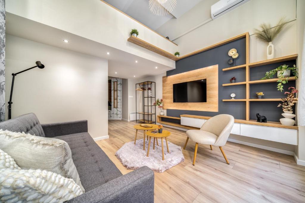 Hotel Rákóczi Stylish Entire Apartment, a living room with a couch and a tv at Rákóczi Stylish Entire Apartment in Budapest