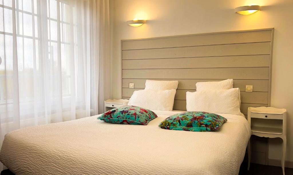 Postel nebo postele na pokoji v ubytování Logis hôtel Restaurant Le Faisan Dore