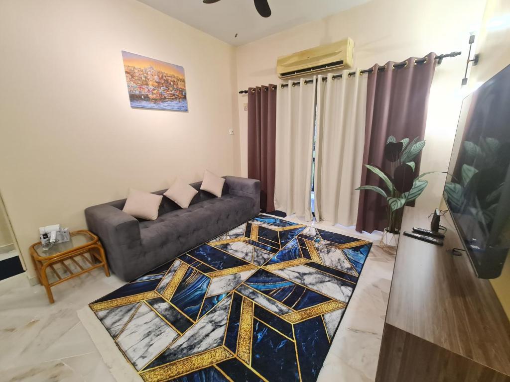 Posezení v ubytování GFloor 1Room or 2Room Doorstep to Beach, Pool, FREE BBQ Set, Wifi, 50" Smart TV