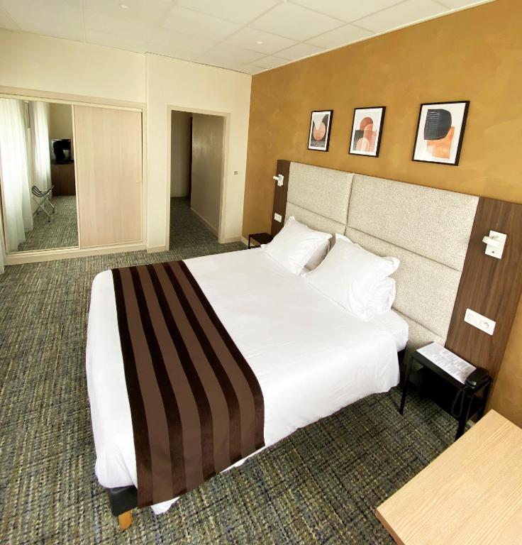 Postel nebo postele na pokoji v ubytování Hotel des Eaux