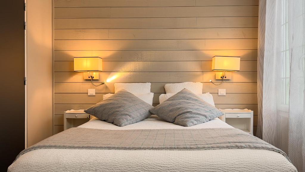Postel nebo postele na pokoji v ubytování Logis hôtel Restaurant Le Faisan Dore
