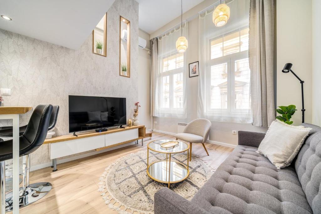 Televízia a/alebo spoločenská miestnosť v ubytovaní Rákóczi 2 Bedroom Stylish Apartment