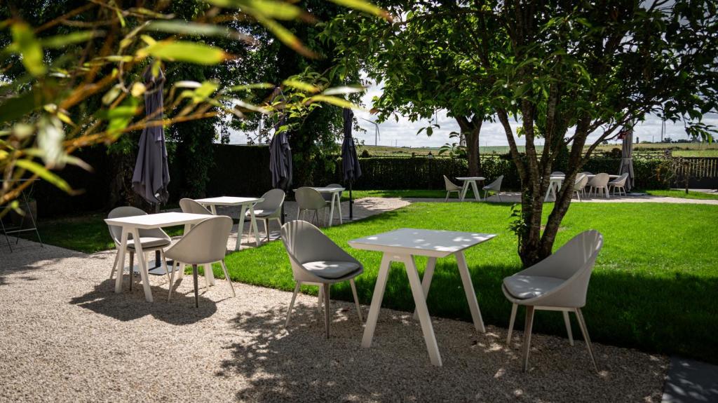 Zahrada ubytování Logis hôtel Restaurant Le Faisan Dore