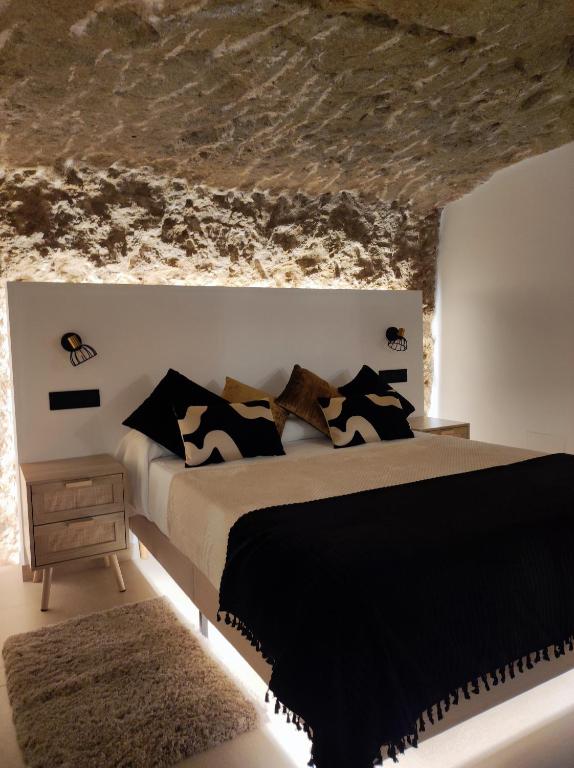 Postel nebo postele na pokoji v ubytování Casa Cueva Un Rinconcito en Setenil
