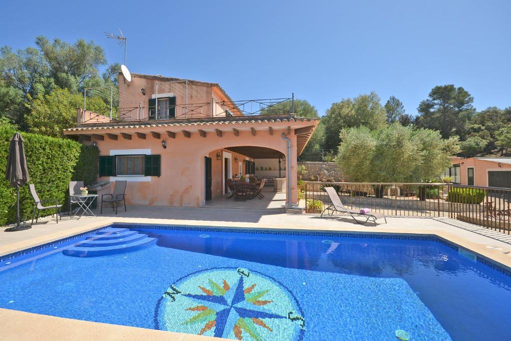 The swimming pool at or close to Villa Victori