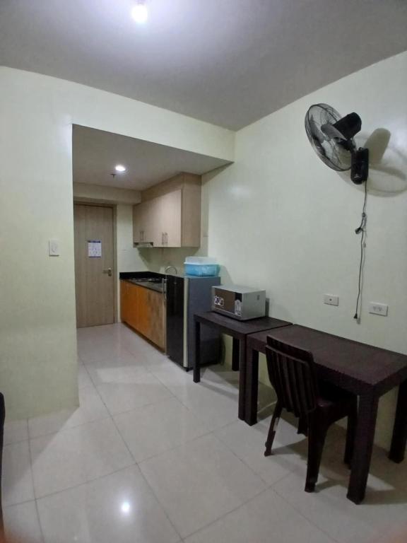 una cucina con un tavolo di legno e un tavolo di Breeze Residences a Manila