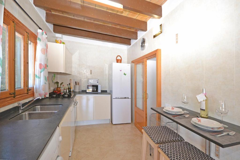 A kitchen or kitchenette at Villa Victori
