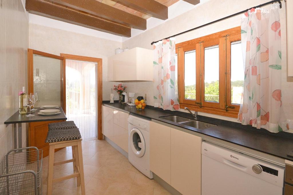 A kitchen or kitchenette at Villa Victori