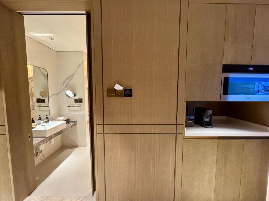 W łazience znajduje się umywalka i blat z kuchenką mikrofalową. w obiekcie Ascott North Point Hong Kong w Hongkongu