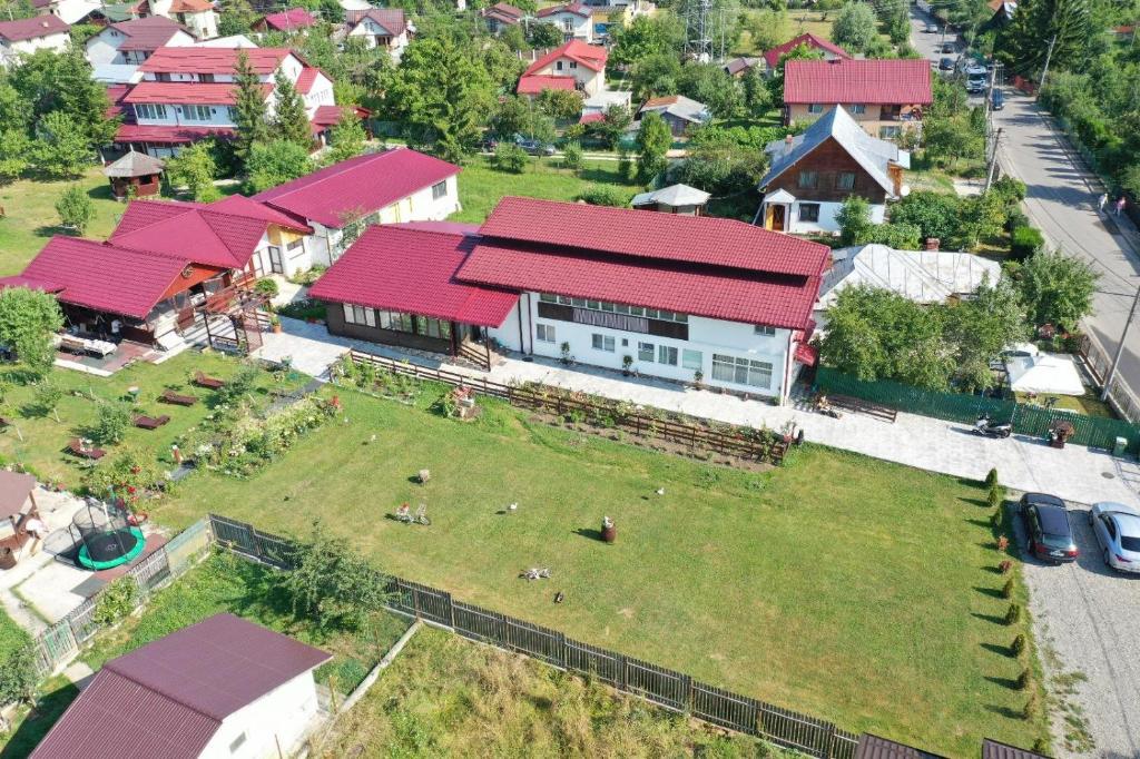 eine Luftaufnahme eines Hauses mit Garten in der Unterkunft Zori de zi Breaza in Breaza