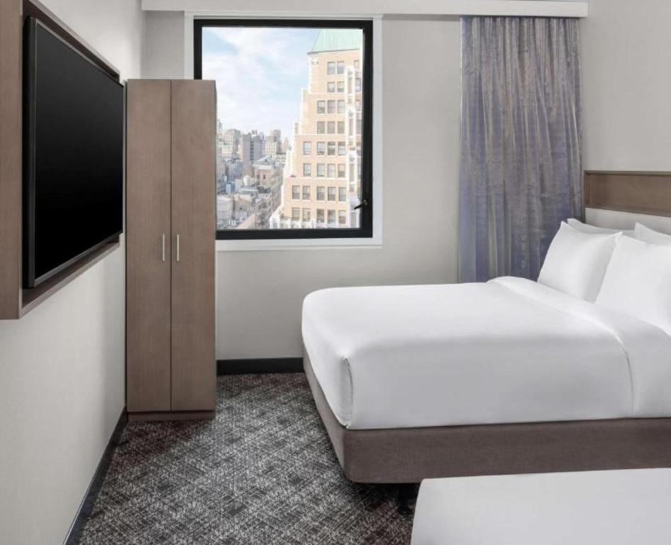 Una cama o camas en una habitación de DoubleTree by Hilton New York Times Square South