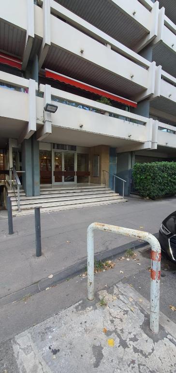un bâtiment avec une rampe devant lui dans l'établissement Studio Prado Perrier 8e, à Marseille