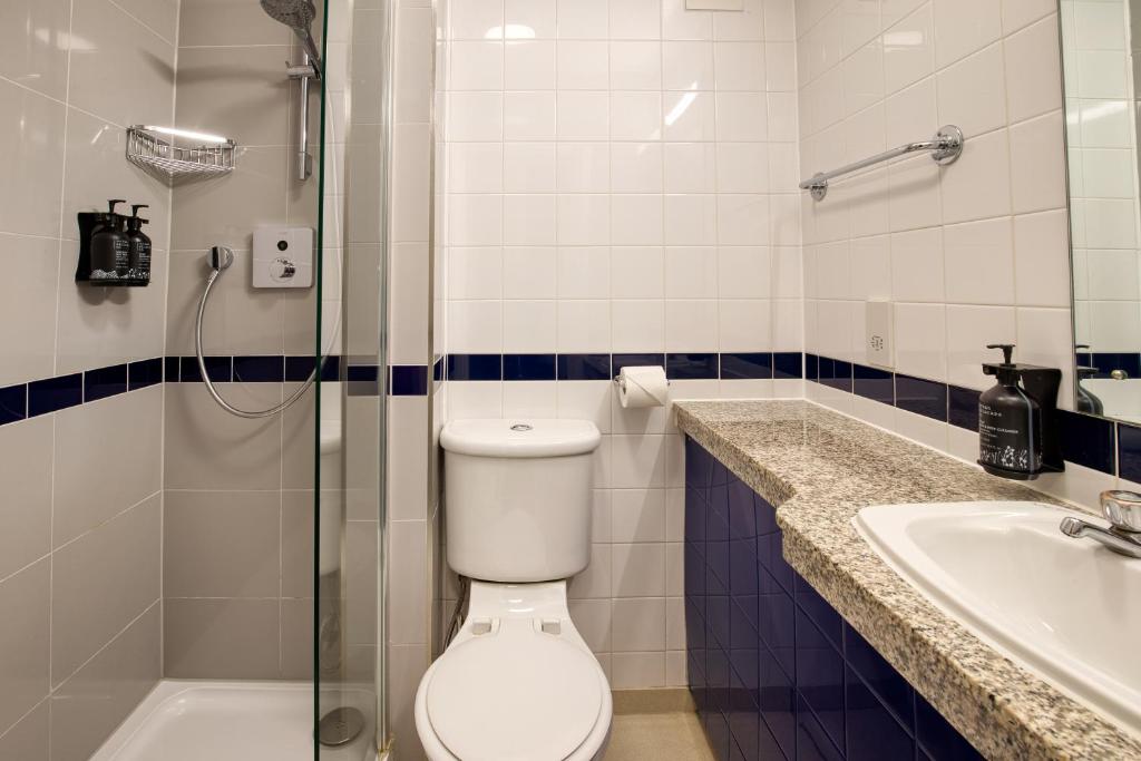 Koupelna v ubytování Tavistock Hotel