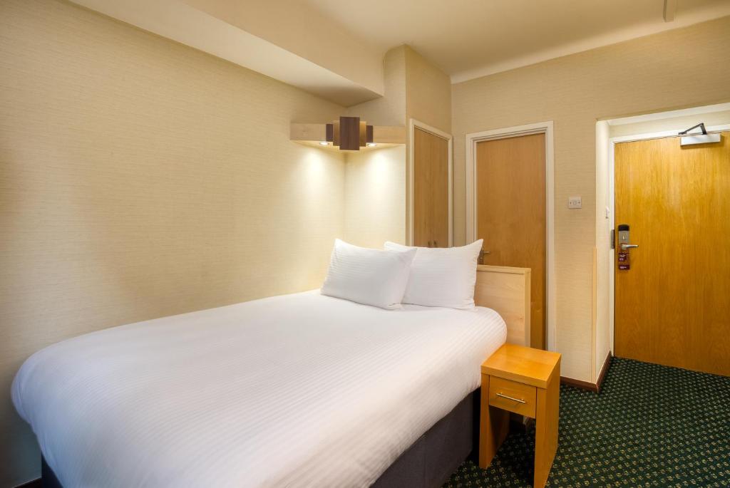 Postel nebo postele na pokoji v ubytování Tavistock Hotel