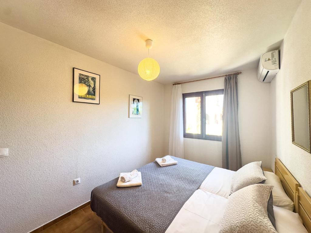 Postel nebo postele na pokoji v ubytování Residential with pool, 500 meters to the beach