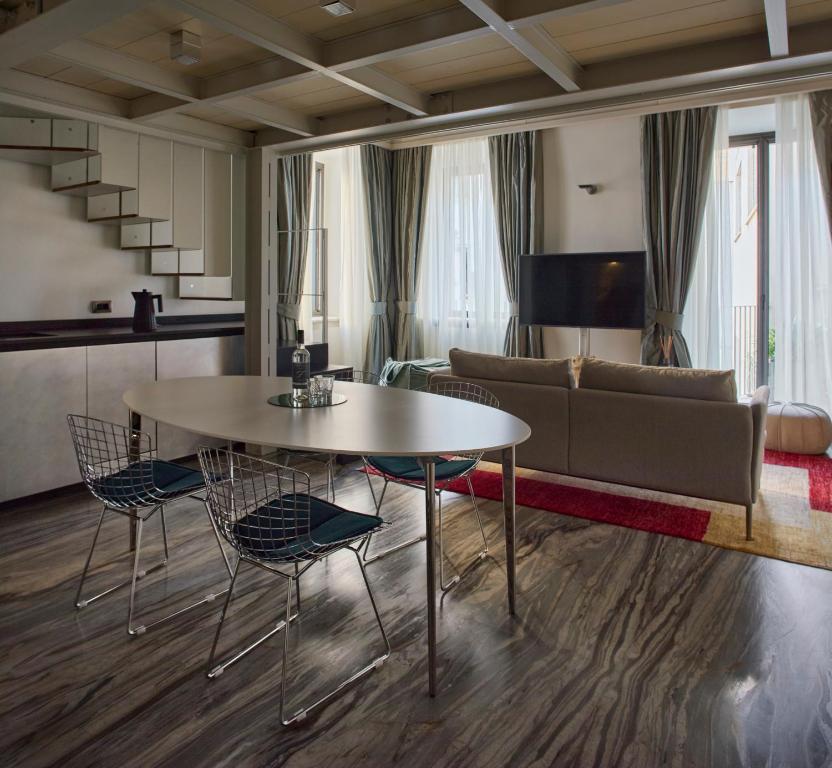 A television and/or entertainment centre at Palazzo Delle Pietre - Luxury Apartments