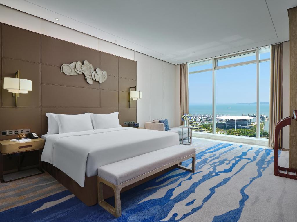 Postel nebo postele na pokoji v ubytování InterContinental Xiamen by IHG