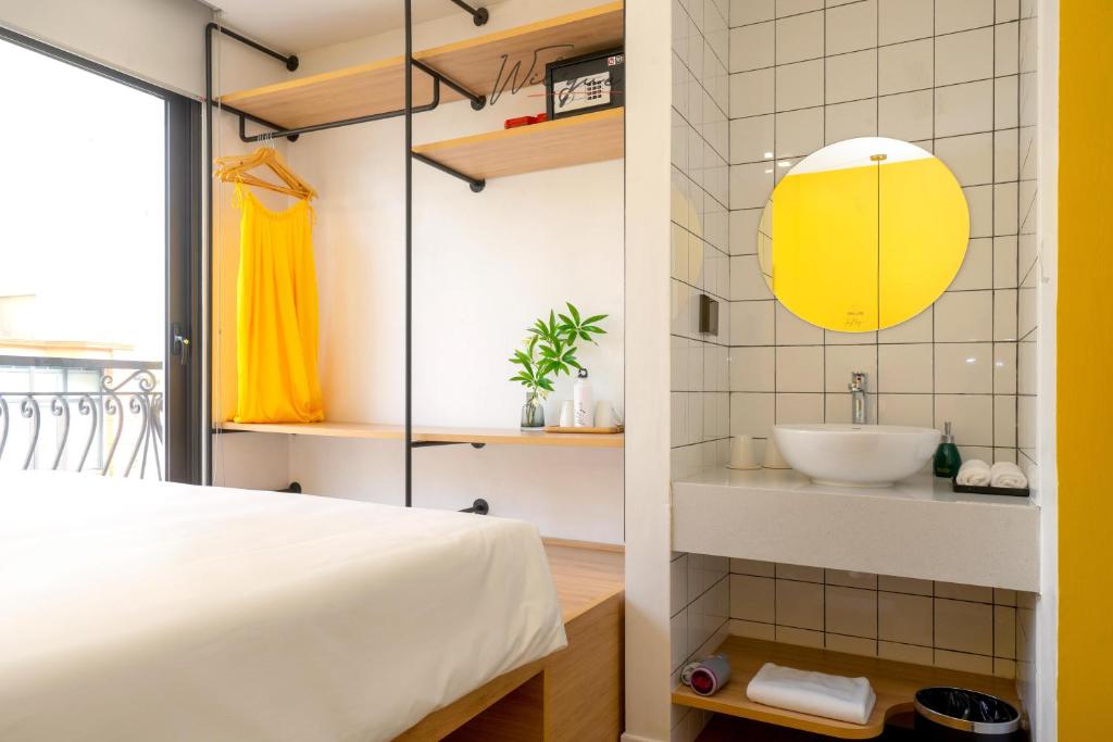 Postel nebo postele na pokoji v ubytování Wilque Hotel Hanoi