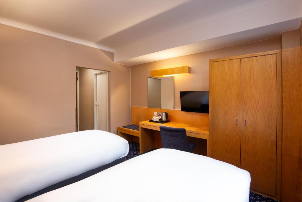 Postel nebo postele na pokoji v ubytování Tavistock Hotel