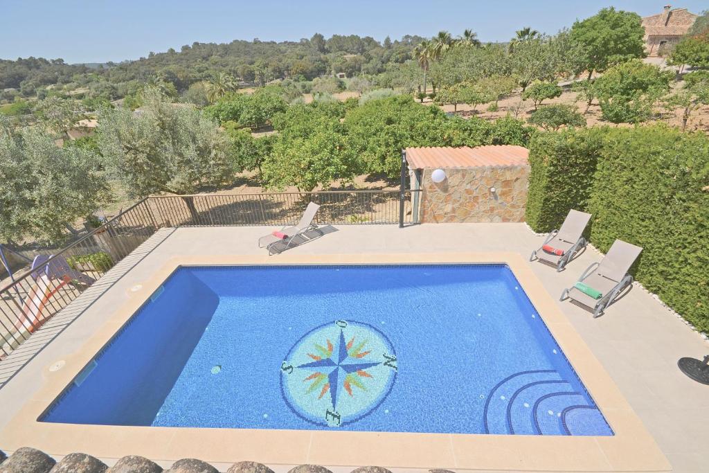 The swimming pool at or close to Villa Victori