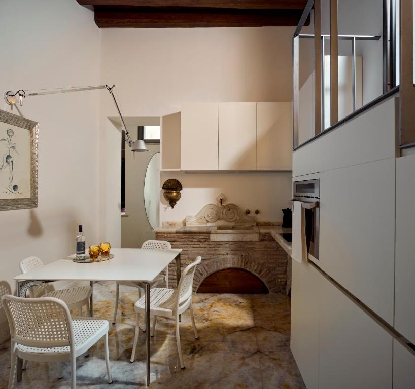 A kitchen or kitchenette at Palazzo Delle Pietre - Luxury Apartments
