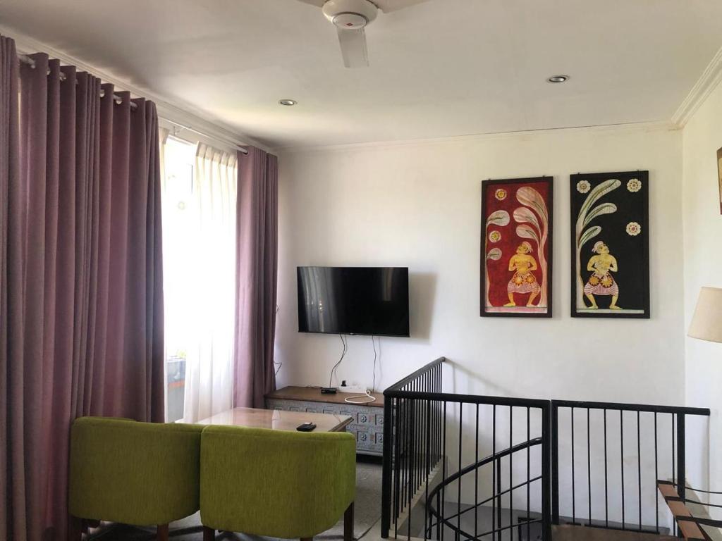 TV a/nebo společenská místnost v ubytování Angam Villas Colombo